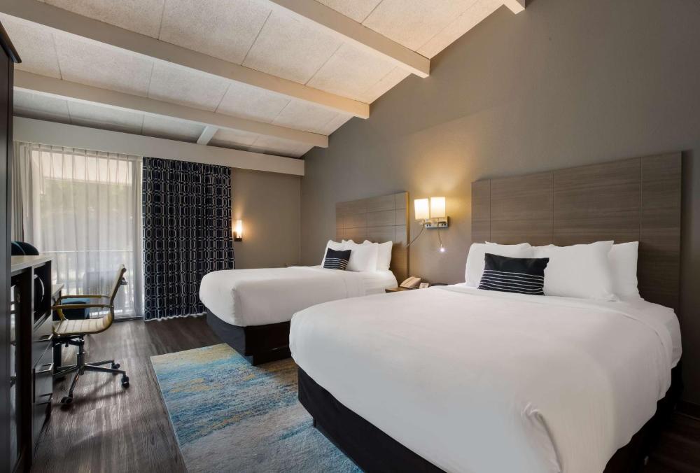 Queen Room with Two Queen Beds - Second Floor/Non-Smoking interior